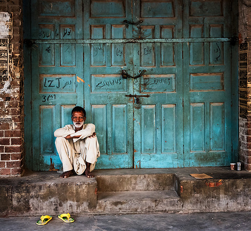 Lahore - Man with yellow slippers
